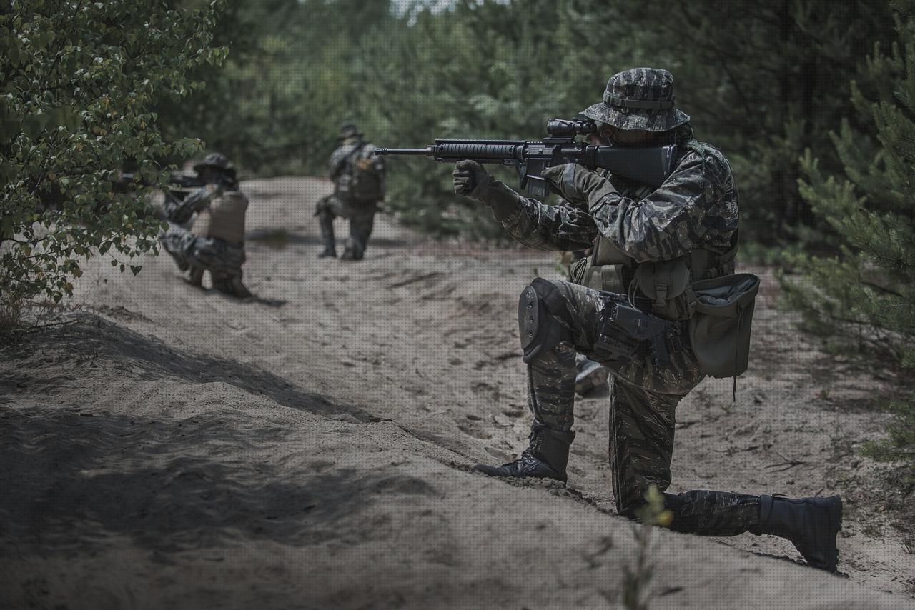 Review de militares musculosos